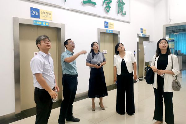 参观甘肃农业大学36365线路检测中心教学科研平台_副本.jpg
