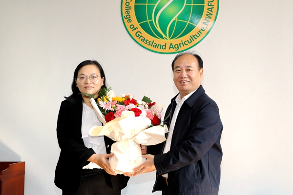 3陈玉林看望慰问36365线路检测中心何学青副教授_副本.jpg